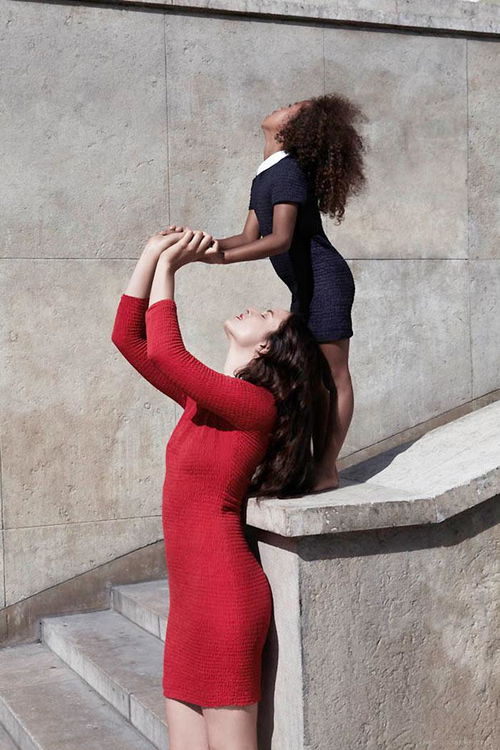 優(yōu)雅針織運動 法國針織服裝品牌petit優(yōu)雅的廣告作品,模特身穿連衣裙,條紋polo衫和合身的禮服