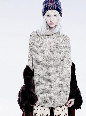 俄羅斯超模Sasha Luss白發(fā)造型演繹混紡高領(lǐng)針織衫，F(xiàn)ree People風(fēng)格下的酷感哲學(xué)